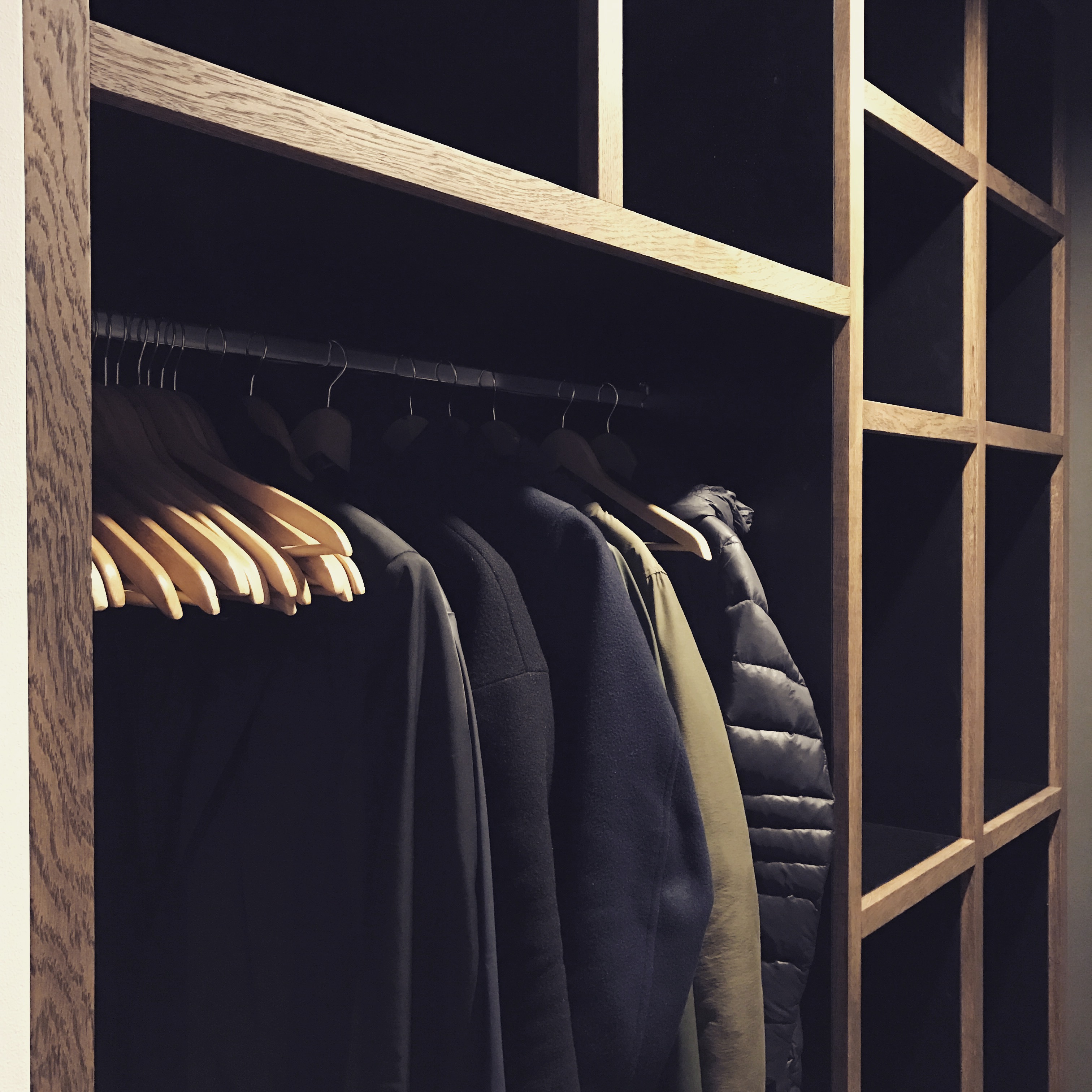 oak eiken wardrobe garderobe Amsterdam eiken black luxe office interior roman levi luxury